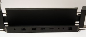 端子類は左から、電源コネクタ、DisplayPort、USB2.0端子×2、USB3.0端子、マイク、ヘッドフォン端子、有線LAN端子と並ぶ