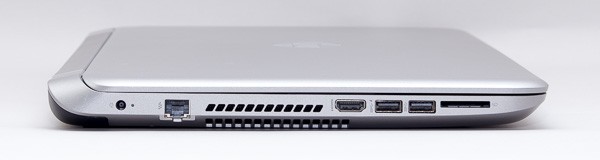 本体右側面には、左から電源コネクターと有線LAN端子、HDMI端子、USB3.0×2、SD/SDHC/SDXC対応メモリーカードスロットが用意されています