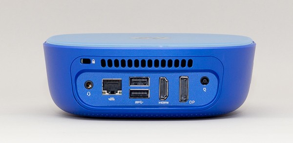 背面にはヘッドホン出力と有線LAN端子、USB端子×2、HDMI端子、DisplayPort端子、電源コネクターが並んでいます