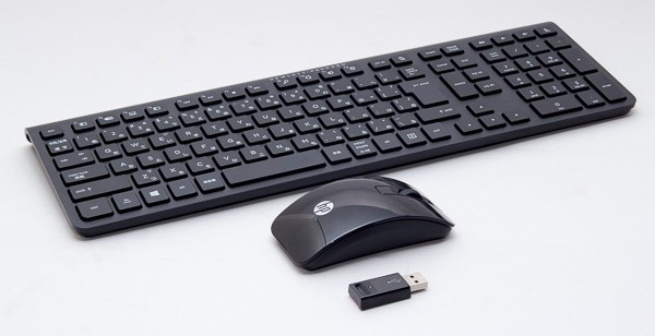 「HP Stream Mini」に標準で付属するワイヤレスキーボードとワイヤレスマウス。接続用のUSBレシーバー（ドングル）も付属します