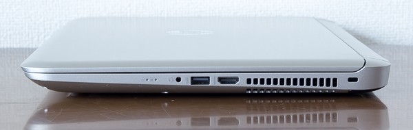 左側面にはヘッドホン出力、USB2.0端子、HDMI端子が用意されています