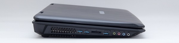 右側面にはUSB3.0×2、SDカードスロット、USB3.0、オーディオ端子類