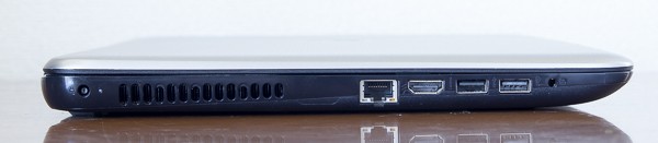 HP 15-af000の右側面。左から電源コネクター、有線LAN端子、HDMI端子、USB2.0端子、USB3.0端子、ヘッドホン出力と並んでいます