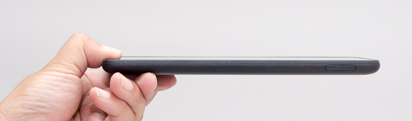 高さは10.6mm。薄いスマートフォンやタブレットに慣れていると、やや厚めに感じます