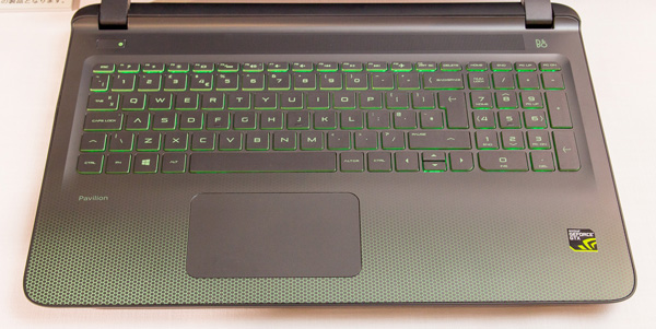 ブラックとグリーンの組み合わせが印象的なキーボード周辺