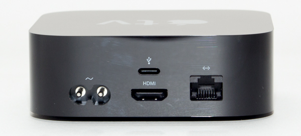 背面のインターフェース類。電源コネクター（左）、USB-type C（中央上）、HDMI（中央下）、有線LAN（右）の構成です