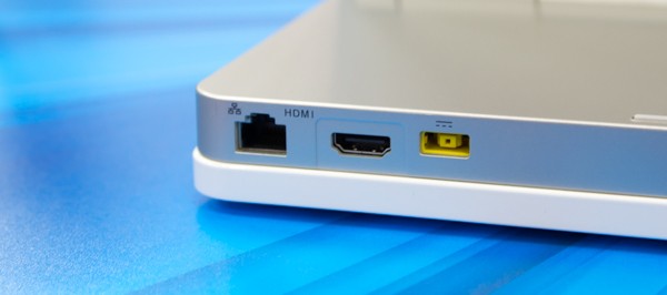 前モデルではスタンドの背面に電源コネクターやHDMI端子、有線LAN端子が配置されていました