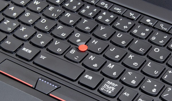 キーボード中央にある赤いトラックポイントはThinkPadシリーズの象徴
