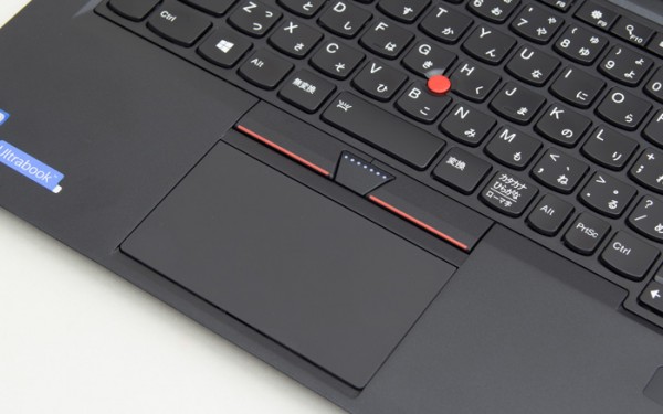 タッチパッドは実測で幅100×58mm。ThinkPadシリーズの象徴であるトラックポイントも用意されています