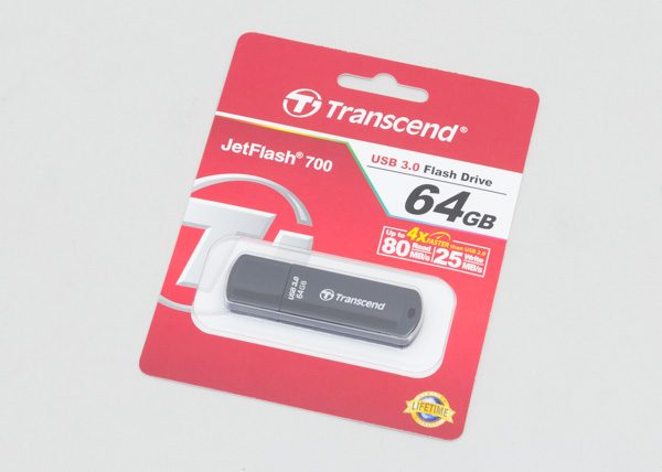 トランセンドの64GB USBメモリー「JetFlash 700」。書き込み速度は最大80MB／秒で、なかなか高速