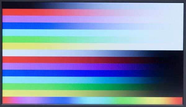 映像はやや青みが強く映し出されます。とは言え、格安なノートパソコンでは標準的な色合いです。気になるようなら、コントロールパネルから液晶ディスプレイの色合いを調整するといいでしょう