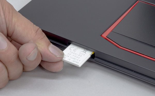 SDメモリーカードスロットは本体前面に用意されています。カードの裏側を上にして挿すタイプ
