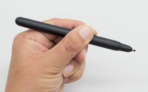 一般的なペンと変わらない大きさです。グリップ感はよくもなく、悪くもなくといったところ