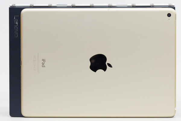iPad Air 2のほうが液晶ディスプレイは小さいので、全体的なサイズもコンパクト