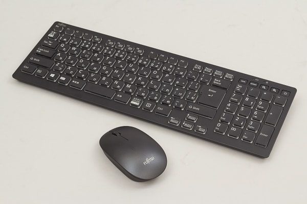 付属のキーボードとマウス