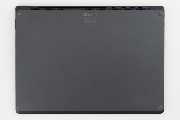 Surface Laptop 2 底面部