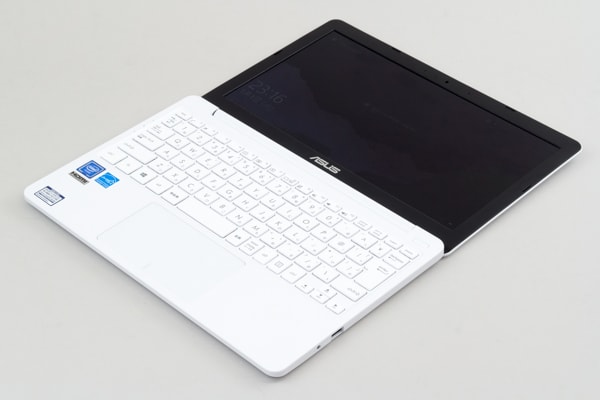 ASUS VivoBook E203MA-4000 レビュー：激安なのにけっこう使える小さなモバイルノートPC | こまめブログ