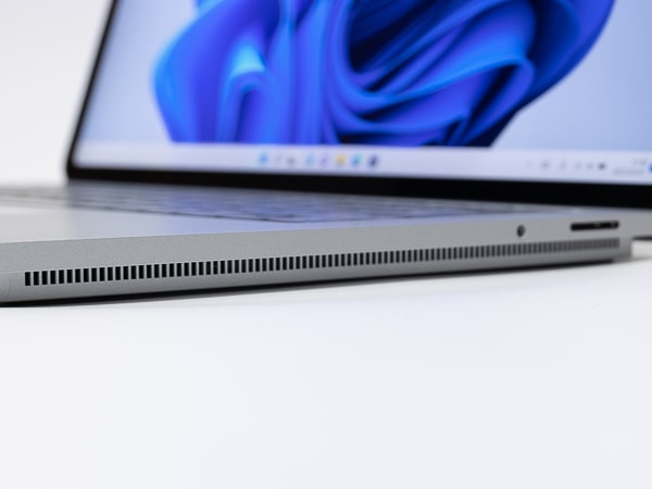 Surface Laptop Studio　排気口