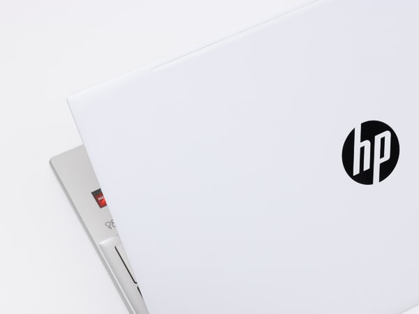 HP Pavilion 15-eh（AMD）　天板